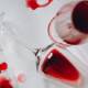 Jak sprać czerwone wino z tkanin, ścian i innych powierzchni – najlepsze sposoby na usuwanie plam